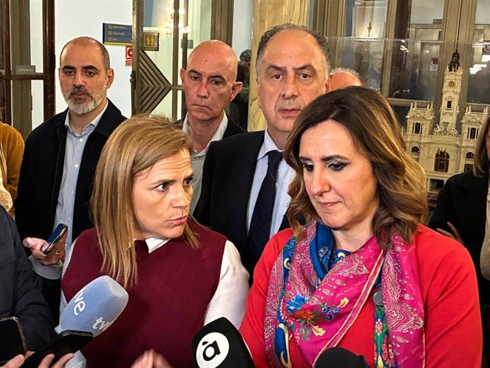 La delegada del Gobierno en la Comunitat, Pilar Bernabé (i), y la alcaldesa de València, María José Catalá.