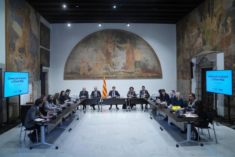 El conseller de la Presidencia, Albert Dalmau (2i), el presidente de la Generalitat de Catalunya, Salvador Illa (c), la consellera de Economía, Alícia Romero (2d), el conseller de Acción Exterior y UE, Jaume Duch (i), y el secretario general de Empresa 