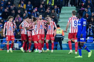 Archivo - Los jugadores del Atlético de Madrid celebran un gol en el Coliseum.