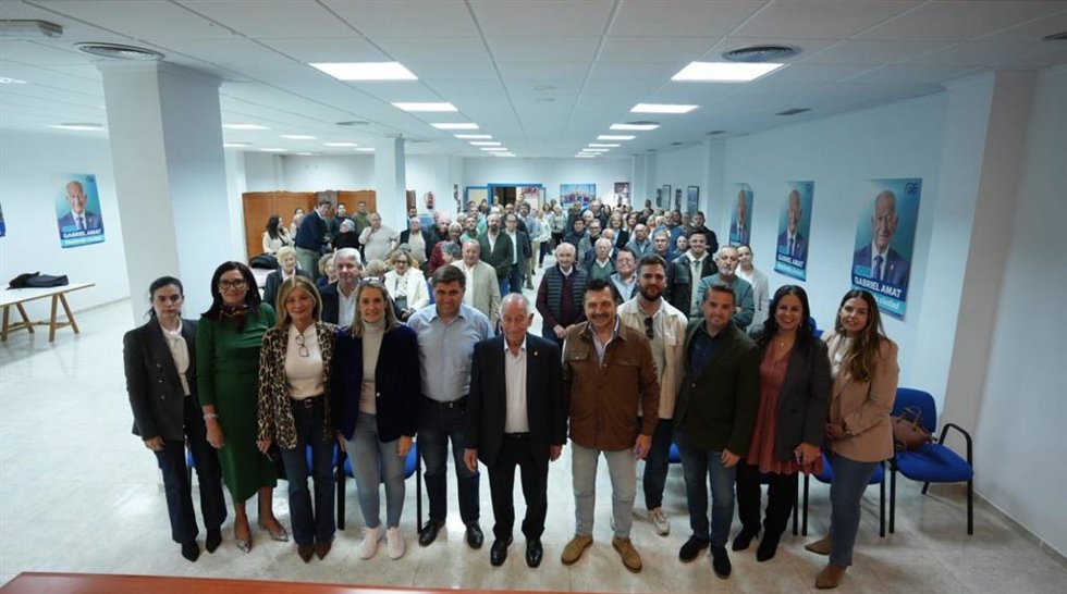 El portavoz del Grupo Parlamentario Popular en el Parlamento andaluz, Toni Martín, se reúne con el alcalde de Roquetas de Mar (Almería), Gabriel Amat, así como con afiliados y simpatizantes del partido.