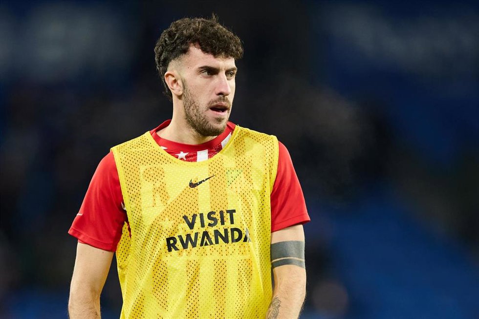 Archivo - Matteo Ruggeri, en un calentamiento con el Atlético de Madrid.
