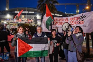 Manifestantes protestan ante el Palau Blaugrana por la visita del equipo de baloncesto israelí Hapoel Tel Aviv