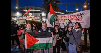 Unas 60 personas rechazan ante el Palau Blaugrana el partido con el club israelí Hapoel Tel Aviv