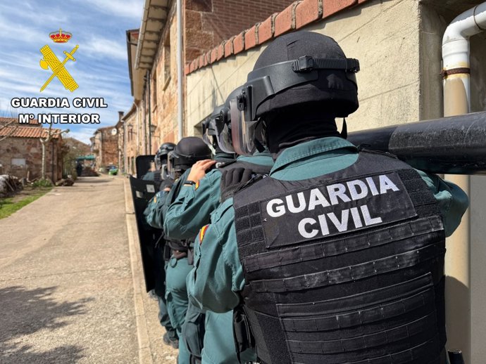 Equipo del Grupo de Reserva y Seguridad (GRS) en la intervención para detener al varón atrincherado en Villoruebo.