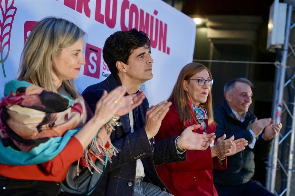 Por orden, la portavoz de Sumar Verónica M. Barbero; el candidato de IU, Sumar y Equo,  Juan Gascón; la número 2 por Valladolid, Marina Echebarría, y el portavoz parlamentario de IU, Enrique Santiago, en el cierre de campaña en Valladolid.