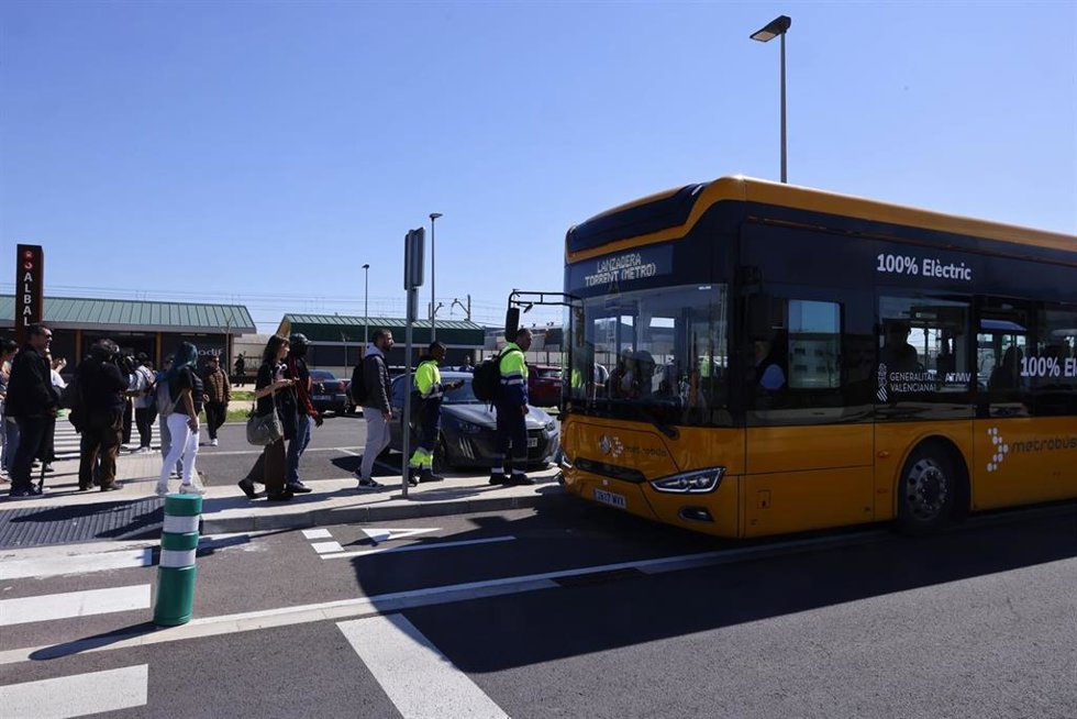 Varias personas hacen cola para cpger un bus en el exterior de la estación de cercanías de Albal, a 13 de marzo de 2026, en Albal, Valencia. 