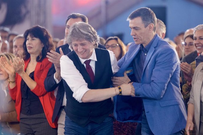 O presidente do Governo, Pedro Sánchez (à direita), e o candidato do PSOE à Presidência da Junta de Castela e Leão, Carlos Martínez (ao centro), durante o encerramento da campanha do PSOE, em 13 de março de 2026, em Valladolid, Castela e Leão (Espanha). O