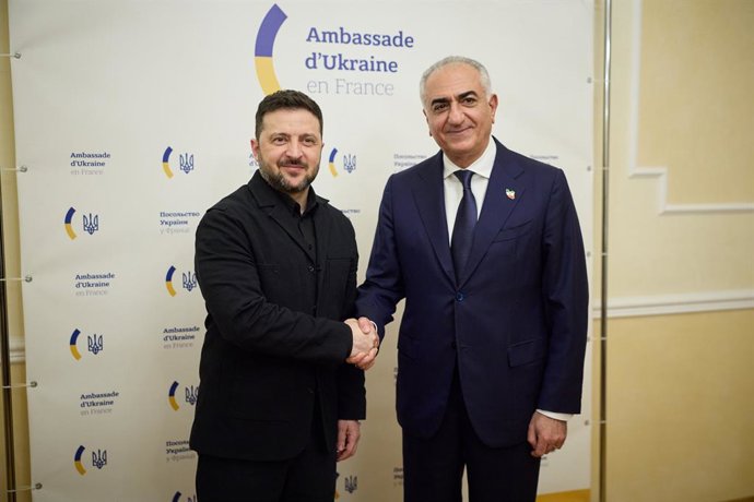 El presidente de Ucrania, Volodimir Zelenski, junto al hijo del último sah de Persia, Reza Pahlaví