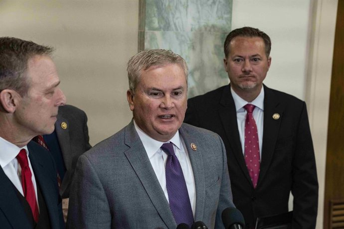 Archivo - January 14, 2026, Washington, District Of Columbia, USA: Chairman James Comer (R-Ky.) gives remarks to reporters Following Hillary Clinton's closed door Deposition  what she did not show for in the US capital on jan 14th 2026 Washington DC