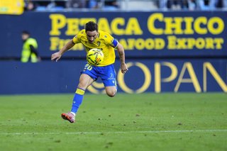 Archivo - Iza Carcelen of Cadiz CF in action during the Spanish league, LaLiga Hypermotion, football match played between Cadiz CF and Real Racing Club at Nuevo Mirandilla stadium on December 7, 2025, in Cadiz, Spain.