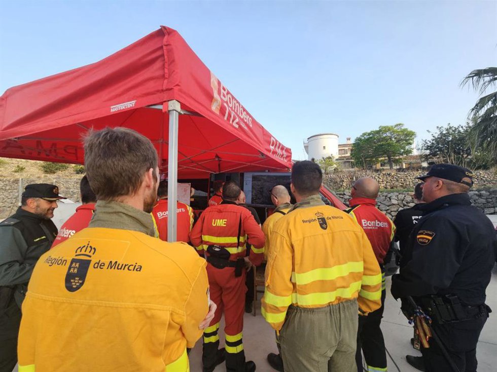 Archivo - Equipos de la Unidad de Defensa contra los Incendios Forestales de la Región de Murcia en el puesto de mando, recibiendo indicaciones de la dirección de extinción para incorporarse en las labores de control del incendio forestal en Tárbena (Al