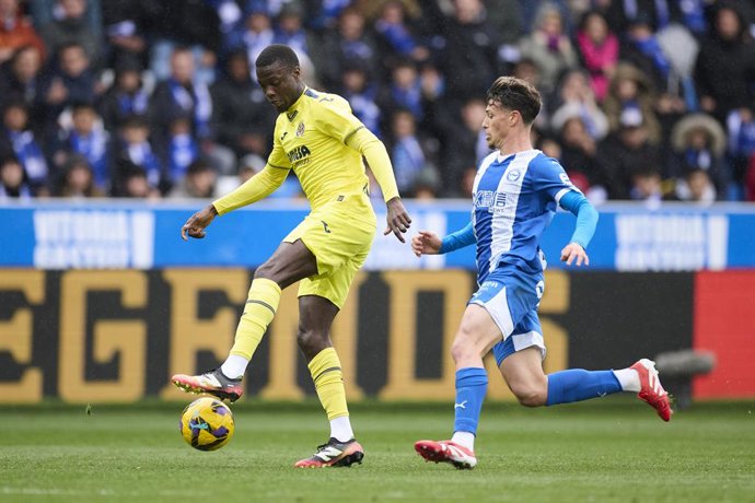Archivo - Arquivo - Nicolas Pepe, do Villarreal CF, disputa a bola com Antonio Blanco, do Deportivo Alavés, durante a partida da LaLiga EA Sports entre o Deportivo Alavés e o Villarreal CF, no Mendizorrotza, em 8 de março de 2025, em Vitória, Espanha.