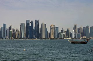 Archivo - February 28, 2025, Doha, Qatar: General view of a wooden sailboat sailing in Doha Bay, Qatar.