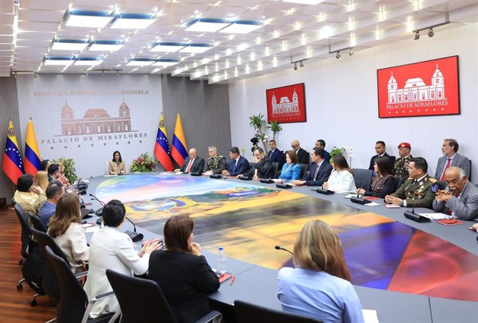 La presidenta encargada de Venezuela, Delcy Rodríguez, lidera una reunión con altos cargos del Gobierno de Colombia.