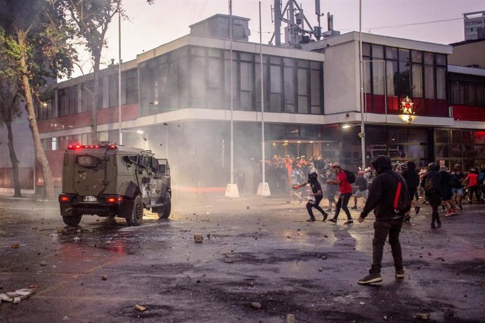 Archivo - Protestas durante el estallido social en octubre de 2019 en Chile.