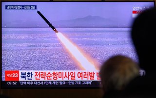 Archivo - February 28, 2025, Seoul, South Korea: A 24-hour Yonhap news TV broadcast at Seoul Railway Station showing a news broadcast with a strategic cruise missile during a drill by the Korean People's Army(KPA), on the coast of the ''West Sea of Korea'