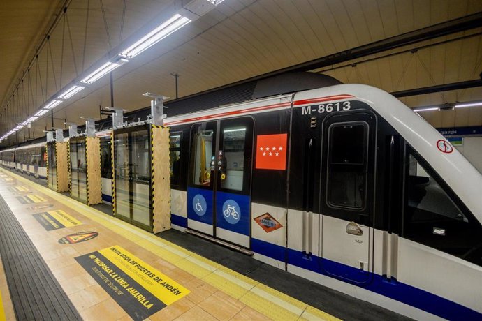 Archivo - Varias puertas de Andén colocadas recientemente, en la línea 6 del metro de Madrid, en la estación de Legazpi