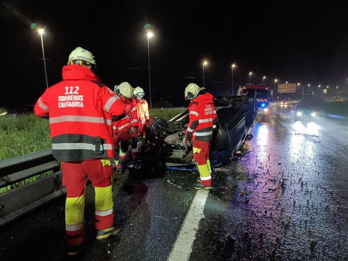 Un trasladado tras volcar su vehículo en la A-8 en Colindres