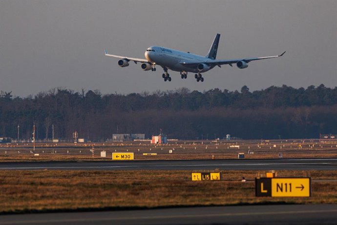 05 March 2026, Hesse, Frankfurt/Main: A Lufthansa plane from Muscat lands at Frankfurt Airport. The first evacuation flight on behalf of the German government landed at Frankfurt Airport early on Thursday morning. Photo: Hannes P. Albert/dpa