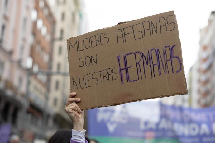 Persona porta pancarta con lema 'Mujeres afganas son nuestras hermanas' durante la manifestación organizada por el Movimiento Feminista de Madrid por el 8M, a 8 de marzo de 2026, en Madrid (España). 