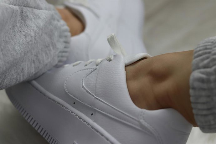 ¿Zapatillas Blancas Sucias? Estos Métodos Devuelven El Blanco A Su Estado Original