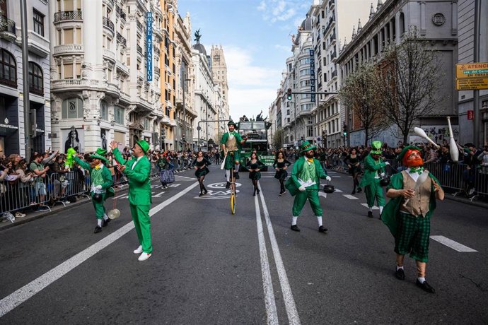 Archivo - Varias personas disfrazadas durante el desfile por el día de San Patricio, a 16 de marzo de 2024, en Madrid (España). 