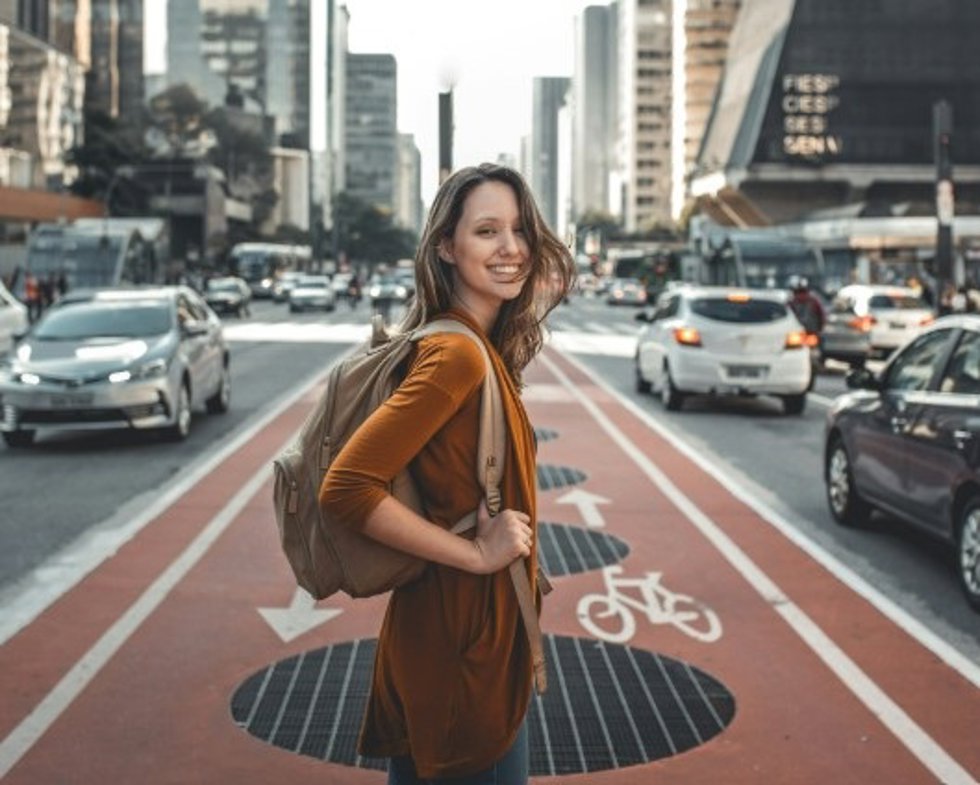 Mujer viajando sola