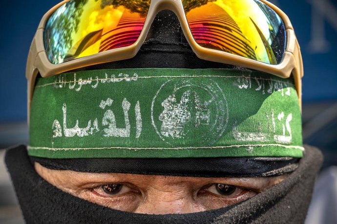 13 de março de 2026, Bangcoc, Tailândia: Um homem usa um lenço do Hamas durante um protesto com mais de 300 manifestantes em frente à Embaixada de Israel na capital tailandesa, Bangcoc, para protestar contra a atual ação militar dos Estados Unidos e de Is