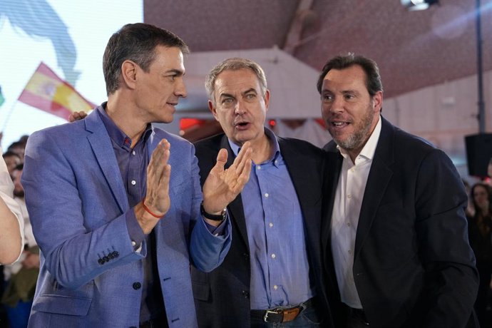 (da esquerda para a direita) O presidente do Governo, Pedro Sánchez; o ex-presidente do Governo José Luis Rodríguez Zapatero e o ministro dos Transportes e Mobilidade Sustentável, Óscar Puente, durante o encerramento da campanha do PSOE, em 13 de março de
