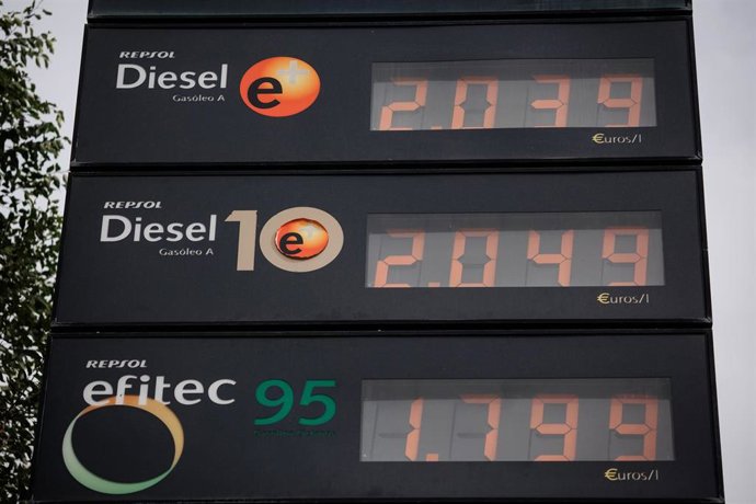 Archivo - El precio del diésel a más de dos euros en un cartel de una gasolinera, a 28 de octubre de 2022, en Madrid (España). El precio medio de los carburantes en España ha encadenado su tercera semana de subidas y se ha encarecido esta última hasta un 