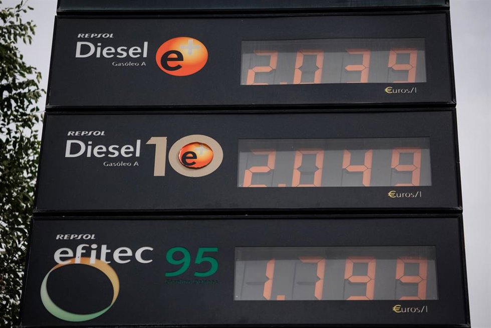 Archivo - El precio del diésel a más de dos euros en un cartel de una gasolinera, a 28 de octubre de 2022, en Madrid (España). El precio medio de los carburantes en España ha encadenado su tercera semana de subidas y se ha encarecido esta última hasta u