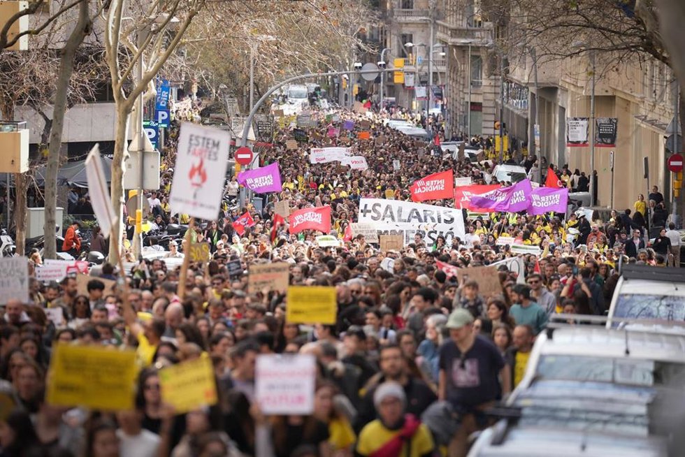 Archivo - Decenas de personas durante una manifestación con motivo de la huelga de docentes en Catalunya, en la Vía Augusta de Barcelona