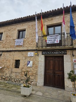 Pancartas en el Ayuntamiento de Fuentenovilla.