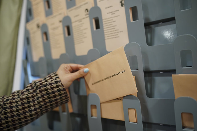 Una mujer coge un sobre en un colegio electoral, a 15 de marzo de 2026, en Salamanca, Castilla y León (España).