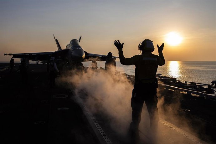 Archivo - Un avión de combate maniobra en el portaaviones USS Abraham Lincoln (imagen de archivo) 