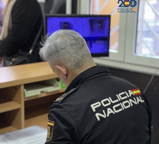 Archivo - Agente de la Policía Nacional en Melilla.