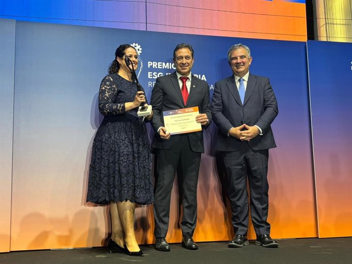 El consejero de Medio Ambiente, Universidades, Investigación y Mar Menor, Juan María Vázquez, entrega junto al decano del Colegio de Ingenieros Industriales de la Región de Murcia, Marcos Mateos, el premio 'Legado ESG-Industria' a The Fini Company