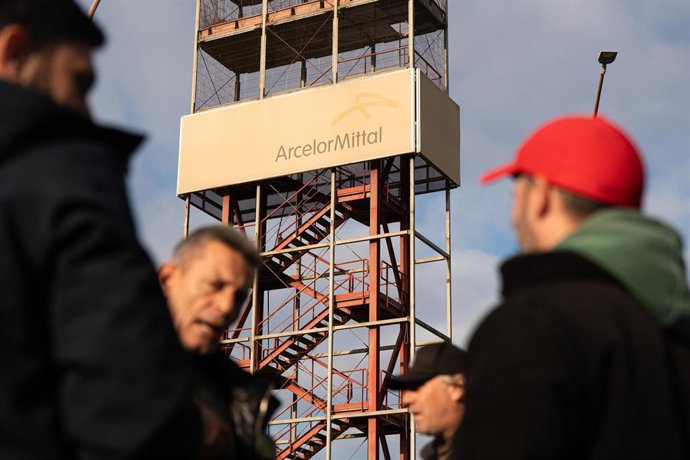 Trabajadores durante los piquetes de las empresas auxiliares en huelga de ArcelorMittal, a 12 de marzo de 2026, en Avilés, Asturias (España). La actividad de los piquetes de los trabajadores de las auxiliares ha bloqueado los accesos a las instalaciones s