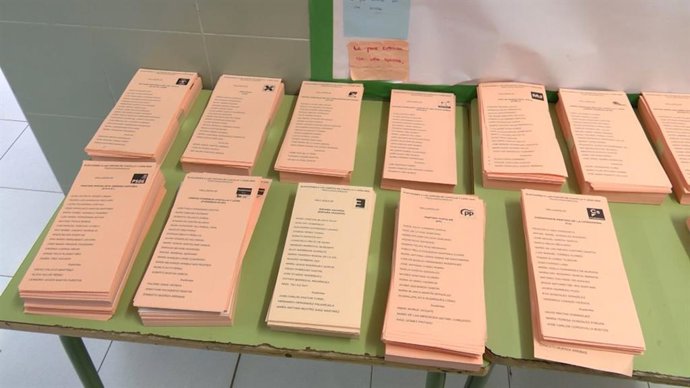 Archivo - Papeletas en un colegio electoral en las  elecciones en Castilla y León 2023.