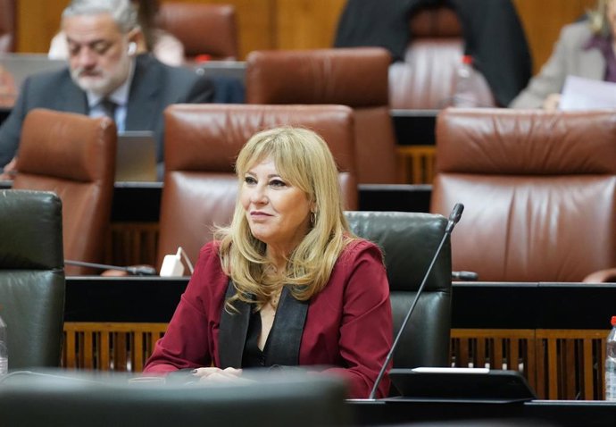 La consejera de Economía, Hacienda, Fondos Europeos y Diálogo Social de la Junta de Andalucía y portavoz del Gobierno, Carolina España, en su escaño del Pleno del Parlamento andaluz. (Foto de archivo).