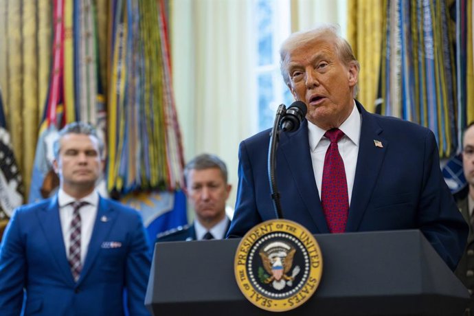 Archivo - Arquivo - 15 de dezembro de 2025, Washington, Distrito de Columbia, EUA: O presidente dos Estados Unidos, Donald J. Trump, à direita, discursa antes de entregar as Medalhas de Defesa da Fronteira Mexicana a 13 militares durante uma cerimônia no 