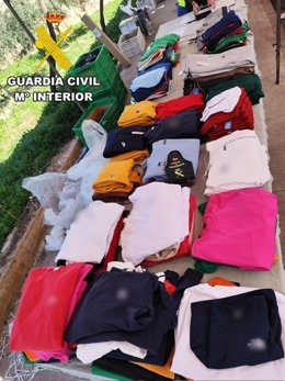 Prendas de ropa falsificadas en un mercadillo ambulante de Berja.