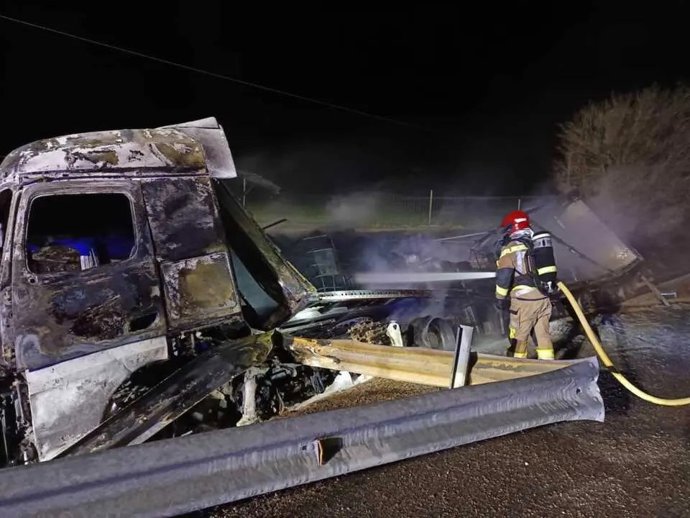 Camión accidentado en la A-2 en Arcos de Jalón (Soria).