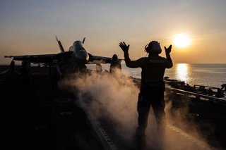 Archivo - Arxivo - Un avió de combat maniobra en el portaavions USS Abraham Lincoln (imatge d'arxiu) 