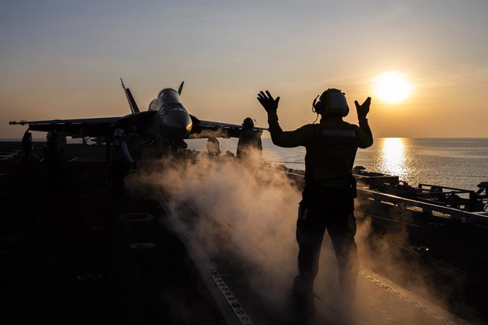 Archivo - Arxivo - Un avió de combat maniobra en el portaavions USS Abraham Lincoln (imatge d'arxiu) 