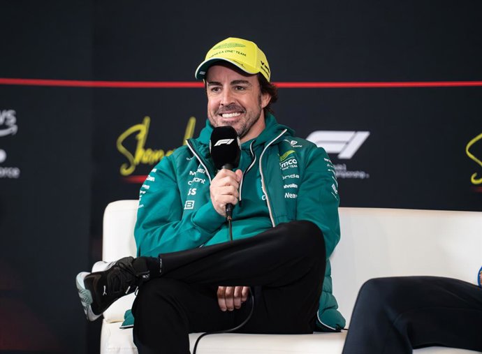 12 de março de 2026, China, Xangai: O piloto espanhol de Fórmula 1 Fernando Alonso, da equipe Aston Martin de Fórmula 1, fala na coletiva de imprensa dos pilotos durante as apresentações que antecederam o Dia da Mídia do Grande Prêmio da China de Fórmula 