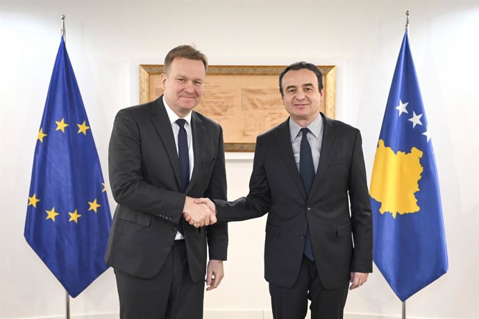 El enviado de la UE para el diálogo Serbia-Kosovo, Peter Sorensen (I) y el primer ministro de Kosovo, Albin Kurti