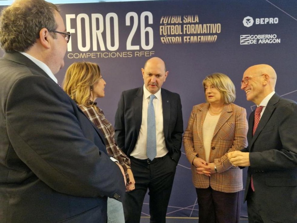 De izquierda a derecha, Torralba, Chueca, Louzán, Hernández y Brocate en la inauguración del el Congreso Nacional Foro 26, una cita que reúne a las 19 federaciones autonómicas y que representa a más de un millón de personas vinculadas al fútbol en Españ