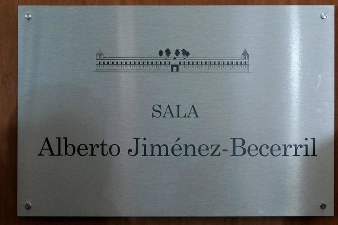 Archivo - Placa de la sala 'Alberto Jiménez-Becerril' del Parlamento andaluz.