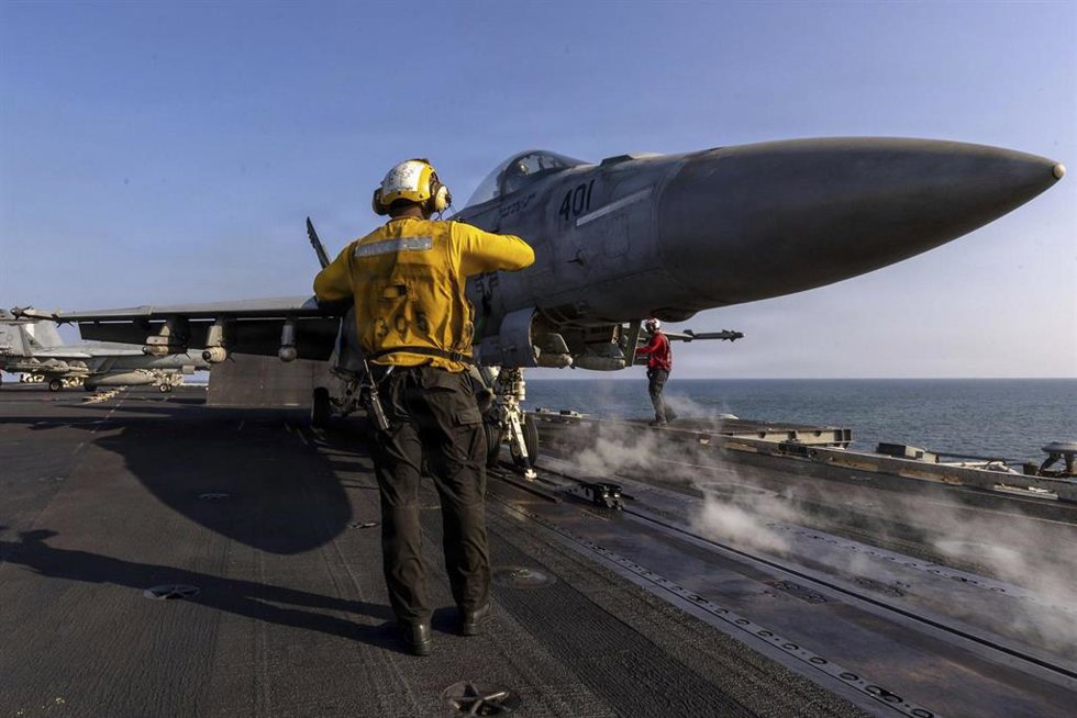 Un avión de combate estadounidense se prepara en el portaaviones USS Abraham Lincoln 